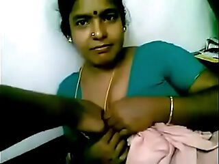VID-20190503-PV0001-Chennai (IT) Tamil 39 yrs old fastened housemaid aunty (Green saree) showing her boobs back 45 yrs old fastened house owner sex porn video-2